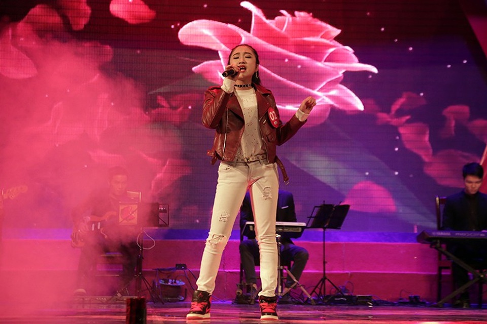 Nữ sinh lớp 12 trình diễn Mercy theo phong cách quyến rũ - 3
Cũng lựa chọn ca khúc Mercy, Nguyễn Thị Phương Thảo (ĐH Văn hóa Nghệ thuật Quân đội) lại trình diễn theo phong cạch mạnh mẽ đầy trải nghiệm. Giọng hát có chiều sâu và phong cách biểu diễn đầy tự tin đã giúp Phương Thảo giành vị trí Quán quân.