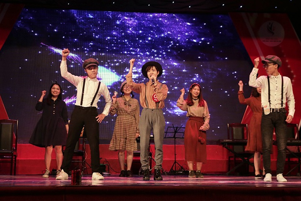 Nữ sinh lớp 12 trình diễn Mercy theo phong cách quyến rũ - 6
Mang đến cuộc thi một sân khấu đậm chất vintage, Nguyễn Thị Thu Trà (ĐH Khoa học Xã hội và Nhân văn) thể hiện ca khúc The trolly song