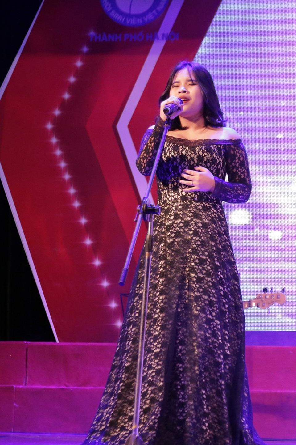 Nữ sinh lớp 12 trình diễn Mercy theo phong cách quyến rũ - 8
Nữ sinh THPT Phan Đình Phùng Hoàng Thu Vân thể hiện ca khúc Wicked game đầy cảm xúc