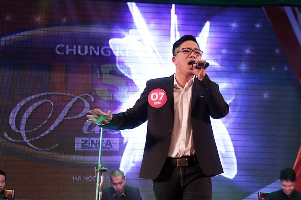 Nữ sinh lớp 12 trình diễn Mercy theo phong cách quyến rũ - 9
Hà Ngọc Tùng (Học viện Ngân hàng) thể hiện bài hát I surrender ngọt ngào, tình cảm