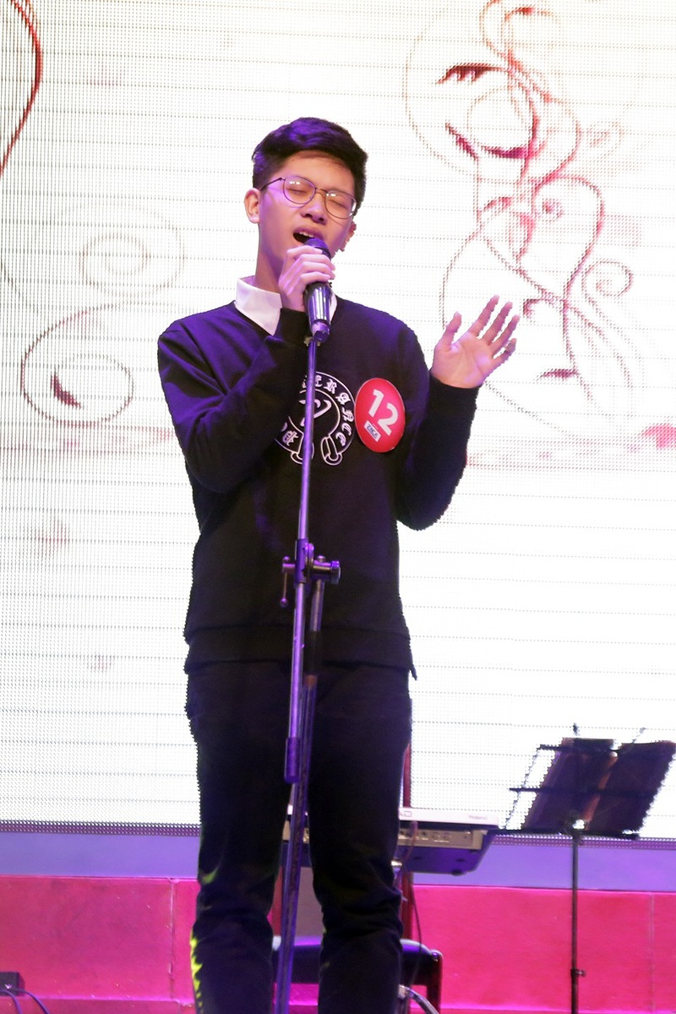 Nữ sinh lớp 12 trình diễn Mercy theo phong cách quyến rũ - 10
Nam sinh Dương Đức Thịnh (THPT Việt Đức) mang đến thông điệp về sự lạc quan, yêu đời qua ca khúc Somewhere over the rainbow