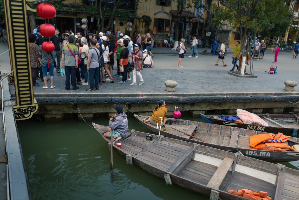 
Sông Hoài cũng là nơi nhiều người mưu sinh với nghề chèo đò đưa du khách dạo ngắm phố cổ hai bên bờ sông
