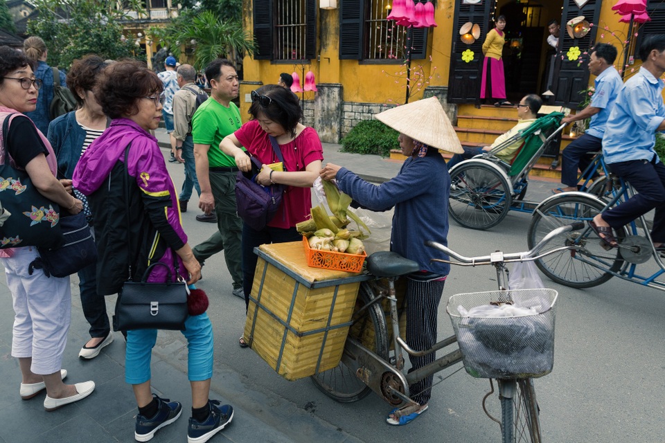 
Nhiều món quà quê xứ Quảng như món bắp nếp ngon nổi tiếng của Cẩm Nam, Hội An theo gánh hàng rong lên phố, thết đãi du khách đặc sản địa phương
