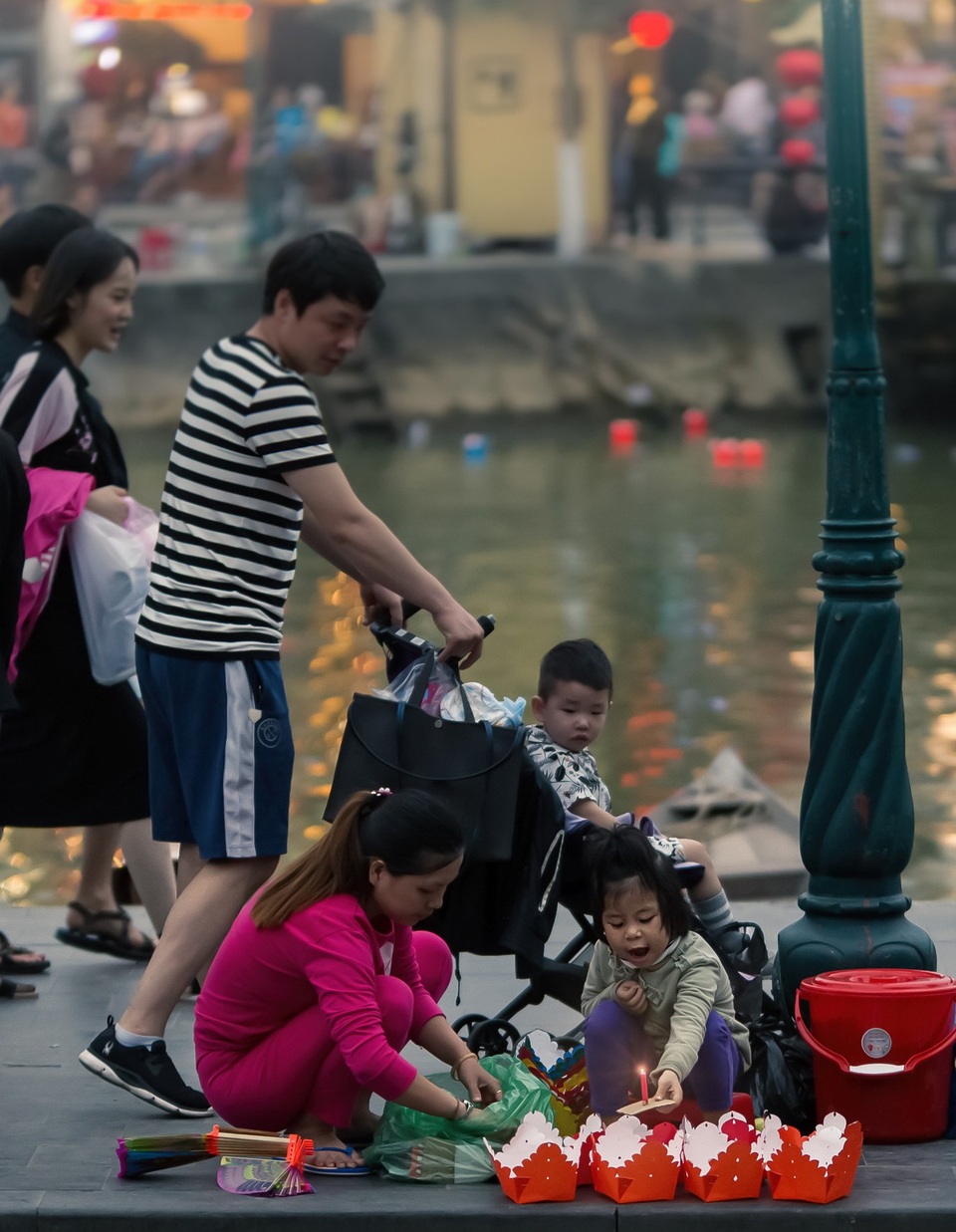 
Nhiều em nhỏ cũng theo bà, theo mẹ bán hoa đăng trên phố
