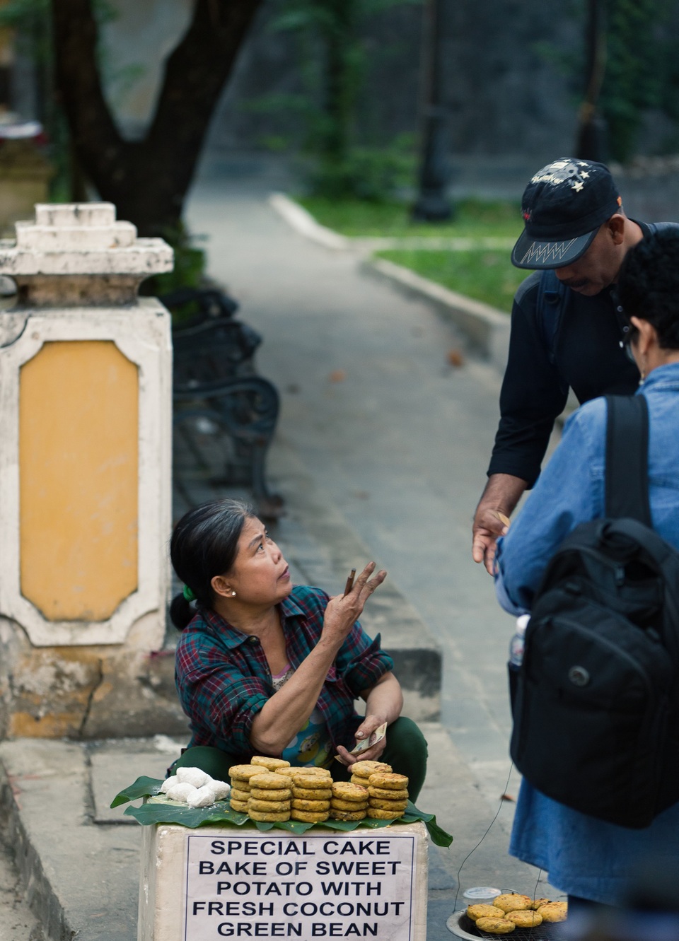
Những hàng bánh ram, bánh xoài cũng là đặc sản của Hội An
