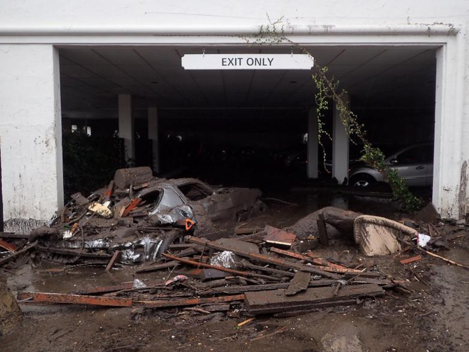 Lũ bùn càn quét California, ít nhất 17 người chết - 7 “Hiện chúng tôi vẫn đang tìm cách xác định những cư dân bị mắc kẹt và bị cách ly ở những khu vực mà chúng tôi chưa thể tiếp cận được. Chúng tôi làm việc xuyên đêm và tôi rất vui khi nói rằng chúng tôi đã cứu được một số người bị mắc kẹt trong những ngôi nhà”, cảnh sát trưởng Brown cho biết.