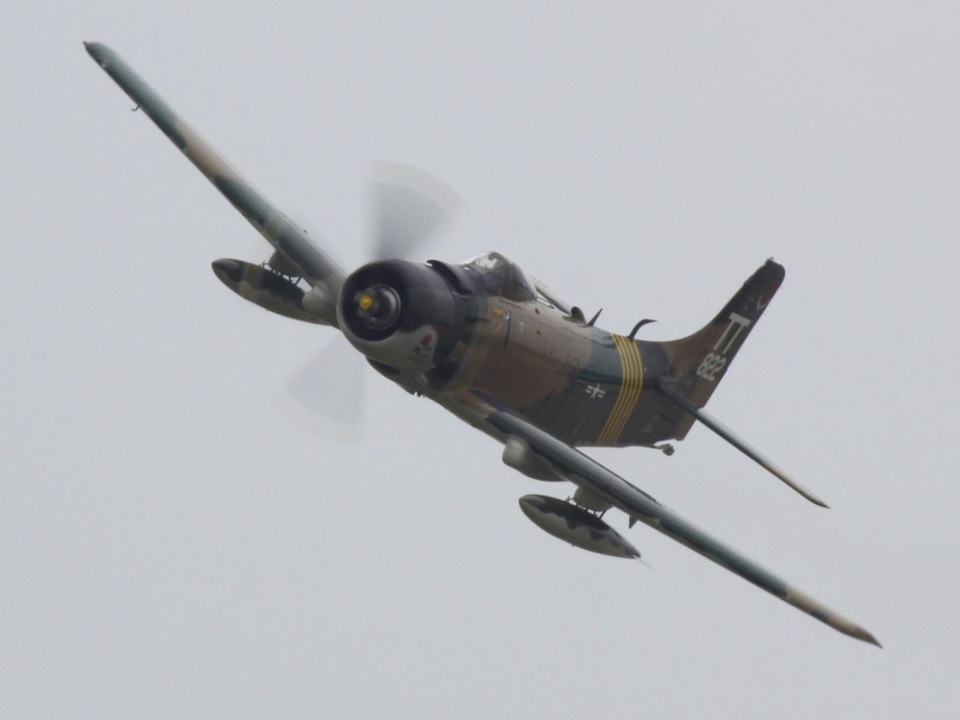 5 máy bay “nghỉ hưu sớm” của Hải quân Mỹ - 5 Douglas A-1 Skyraider, hay còn gọi là “Kẻ cướp trời”, được xem là máy bay phù hợp cho các sứ mệnh tấn công cũng như yểm trợ mặt đất và được thiết kế để xuất kích từ tàu sân bay. Đặc điểm nổi bật của máy bay này là khả năng mang 4 pháo cỡ 20 mm và hơn 2,2 tấn vũ khí nhờ hệ thống giá treo dưới cánh. (Ảnh: Christopher Ebdon/Flickr)