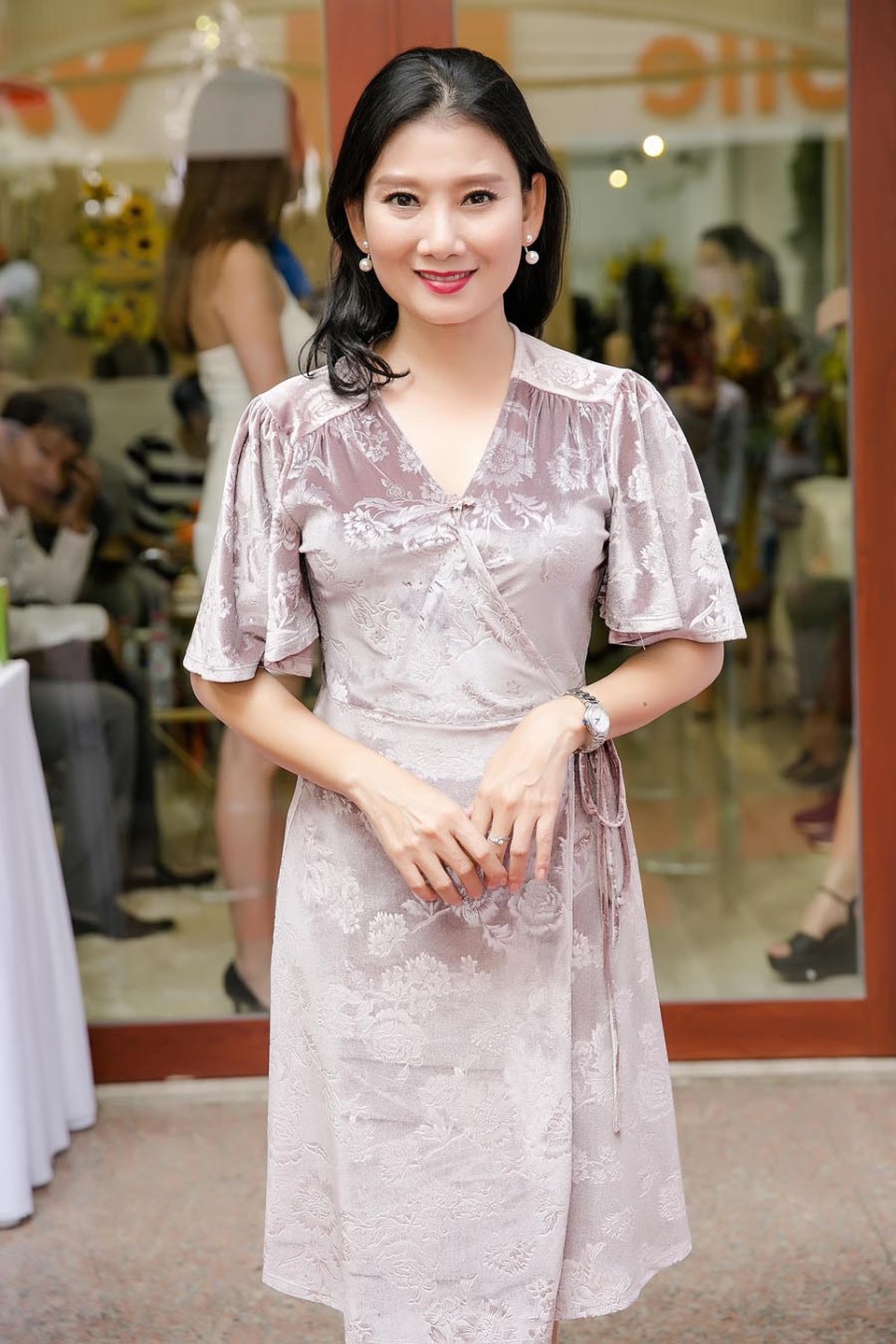 Sau ly hôn, Thành Đạt bất ngờ gửi hoa chúc mừng Diệp Bảo Ngọc - 9 Nghệ sĩ Mỹ Uyên cũng góp mặt.