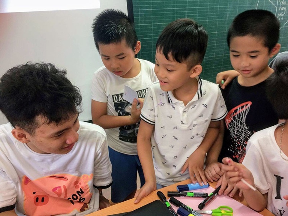 Nam sinh trường Ams lập dự án dạy học sinh về tài chính, tiền tệ - 2
Các bạn nhỏ hào hứng tham gia dự án