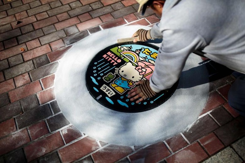 Những nắp cống đẹp cuốn hút trên đường phố Nhật Bản - 1 Nắp cống Hello Kitty, biểu tượng của văn hóa Nhật Bản. (Ảnh: AFP)