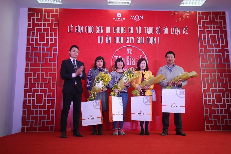 Tưng bừng lễ bàn giao căn hộ chung cư và trao sổ đỏ cho cư dân khu liền kề dự án HD Mon - 13 Tưng bừng lễ bàn giao căn hộ chung cư và trao sổ đỏ cho cư dân khu liền kề dự án HD Mon - 13