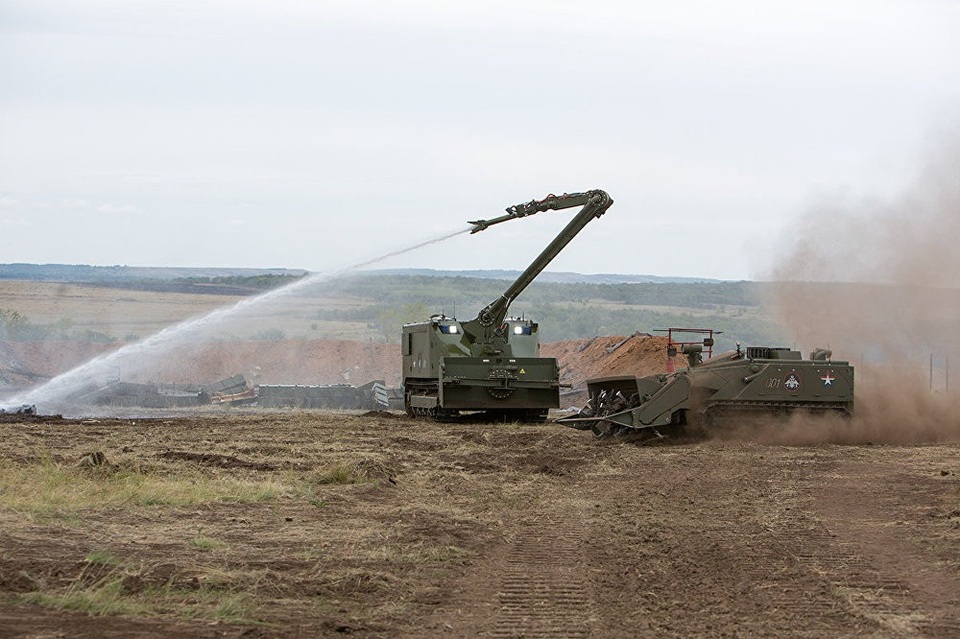 Công binh Nga là lực lượng đặc biệt được huấn luyện để thực hiện những nhiệm vụ phức tạp nhất nhằm hỗ trợ cho các đơn vị tác chiến. Các binh sĩ thuộc lực lượng này được đào tạo đặc biệt và có thể sử dụng các vũ khí công binh hiệu quả. Ngoài ra, công binh cũng có thể gây ra tổn thất cho đối phương bằng cách triển khai các vũ khí đặc biệt trên chiến trường. Trong ảnh: Các robot công binh đa nhiệm “Uran-14” và “Uran-6” của lực lượng vũ trang Nga.