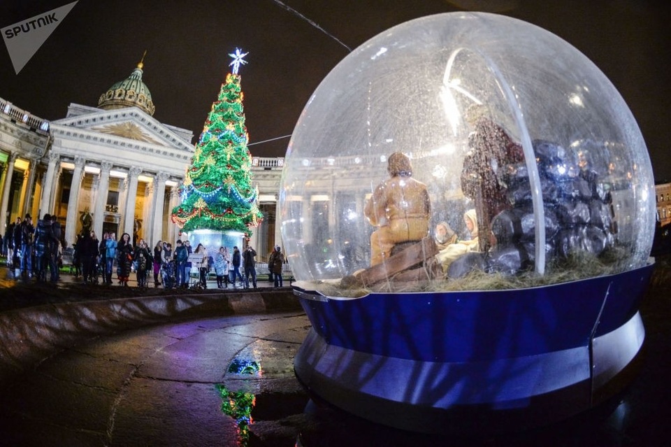 Tổng thống Putin cầu nguyện Giáng sinh cùng Chính thống giáo Nga - 10 Không khí Giáng sinh tại khu vực nhà thờ Kazan và quảng trường Kazan ở St. Petersburg, Nga.