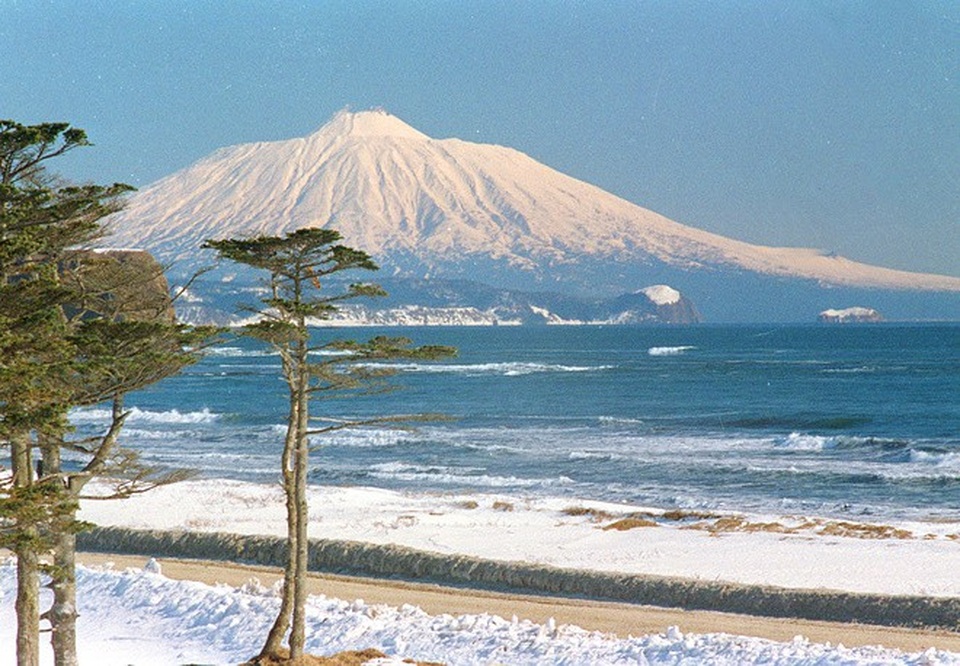 Núi lửa Tyatya nằm ở khu vực đông bắc của đảo Kunashir, một trong số các đảo thuộc quần đảo Kuril và thuộc Khu bảo tồn thiên nhiên Kurils. Đây là ngọn núi cao nhất trên đảo với độ cao khoảng 1.819 m.