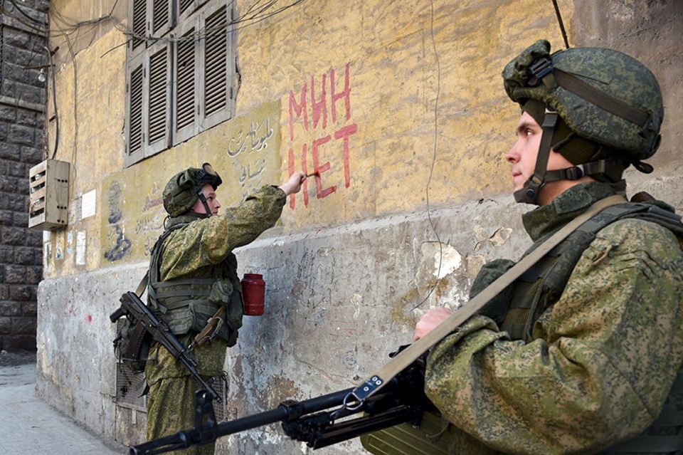 Công binh Nga rà phá bom mìn tại các khu dân cư ở Aleppo, Syria.