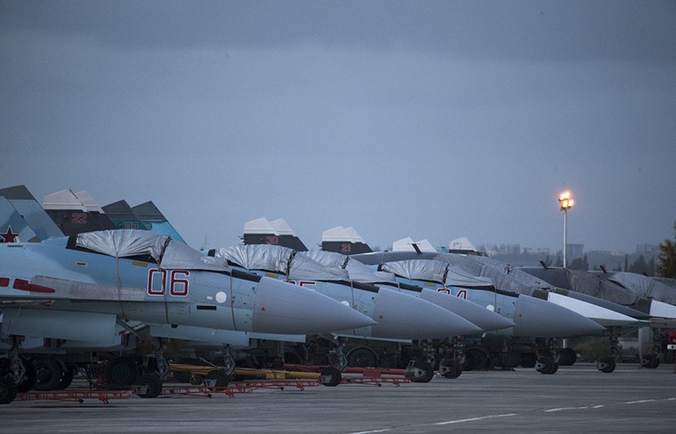 Nga lên tiếng vụ 13 máy bay phiến quân đồng loạt tấn công căn cứ ở Syria - 1 Căn cứ Hmeymim của Nga tại Syria (Ảnh: TASS)