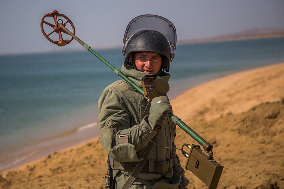 Một binh sĩ rà phá bom mìn của Nga.