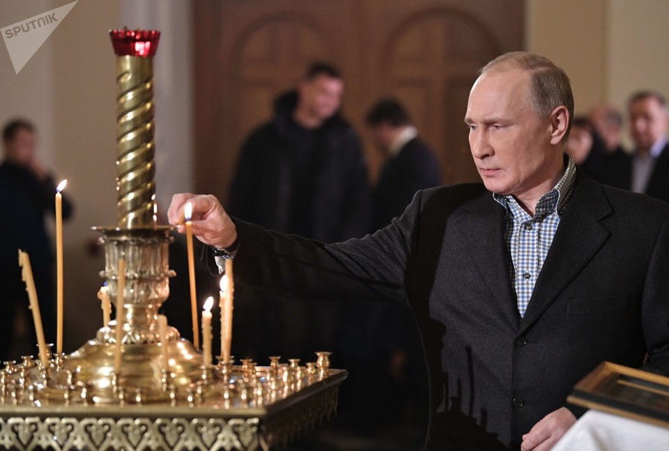 Tổng thống Putin cầu nguyện Giáng sinh cùng Chính thống giáo Nga - 2 Tổng thống Vladimir Putin đã dự lễ đón Giáng sinh tại nhà thờ ở St. Petersburg và gửi lời chúc mừng tới các tín đồ Chính thống Giáo cũng như toàn bộ người dân Nga theo lịch Julian.