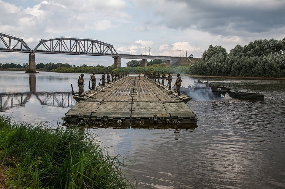 Công binh Nga đóng vai trò quan trọng trong việc hỗ trợ các hoạt động tác chiến ở Afghanistan, rà phá bom mìn ở Tajikistan, Transnistria, Abkhazia, gìn giữ hòa bình ở Bosnia và Herzegovina, Kosovo cũng như các hoạt động chống khủng bố ở Bắc Caucasus và các khu vực khác. Trong ảnh: Công binh Nga bắc cầu phao qua sông Klyazma.