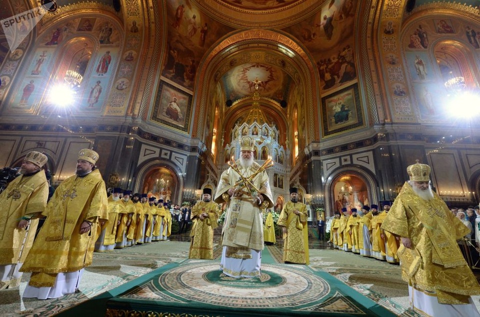 Tổng thống Putin cầu nguyện Giáng sinh cùng Chính thống giáo Nga - 5 Giáo trưởng Patriarch Kirill, người đứng đầu giáo hội Chính thống giáo Nga, cử hành các nghi lễ đón Giáng sinh tại nhà thờ Chúa Kitô Đấng Cứu thế tại thủ đô Moscow.