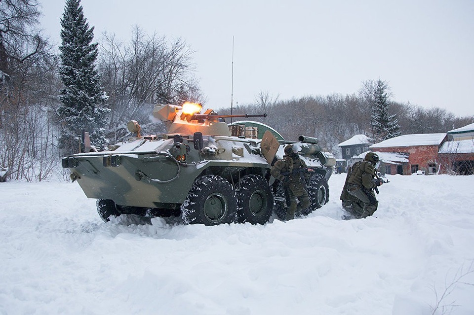 Công binh Nga đã hoàn thành sứ mệnh rà phá chất nổ ở thành phố Palmyra và Aleppo - những nơi bị phiến quân chiếm đóng trong thời gian dài. Trong ảnh: Công binh Nga triển khai vũ khí diễn tập ngoài thực địa.
