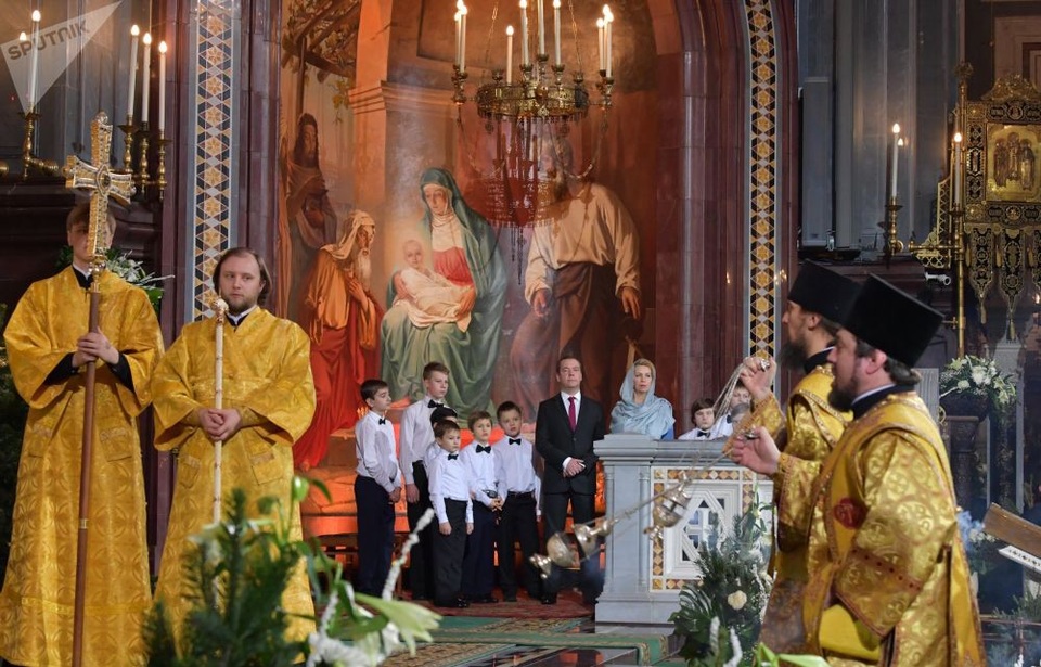 Tổng thống Putin cầu nguyện Giáng sinh cùng Chính thống giáo Nga - 7 Thủ tướng Nga Dmitry Medvedev và phu nhân Svetlana cũng dự lễ đón Giáng sinh của người Chính thống giáo tại nhà thờ ở Moscow.
