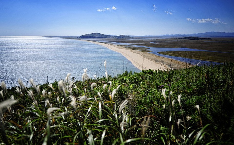 17 km bờ cát trải dài ở Khu bảo tồn biển Viễn Đông.