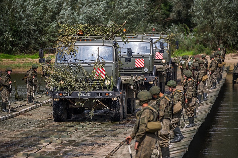 Các phương tiện di chuyển qua cầu phao do công binh Nga dựng.