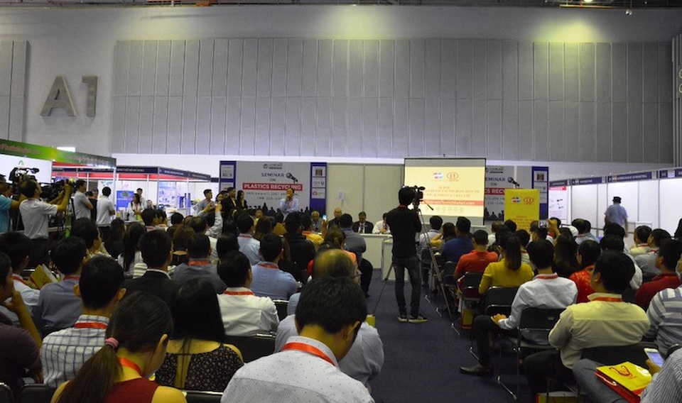 Sắp có sàn giao dịch... nhựa - 1 Hàng trăm doanh nghiệp sản xuất nhựa tại Việt Nam đã “ngồi lại” để tìm kiếm phương án phát triển kinh doanh hiệu quả khi Trung Quốc ban hành lệnh cấm nhập khẩu phế liệu nhựa.