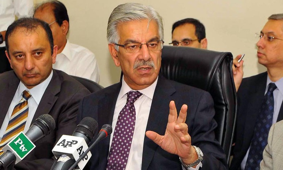 Mỹ đe cắt viện trợ, Pakistan dọa cho cả thế giới biết “sự thật” - 1
Ngoại trưởng Pakistan Khawaja Asif (Ảnh: EPA)