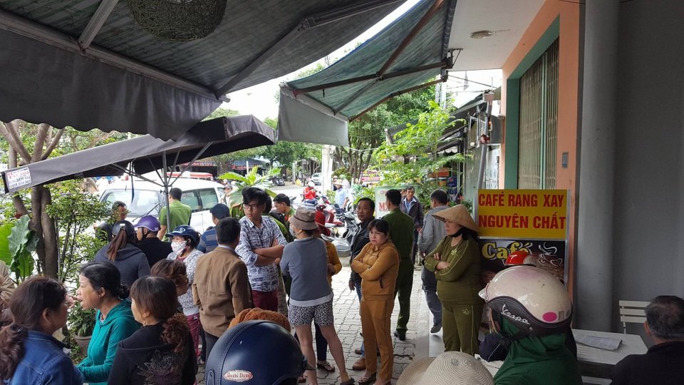 Người đàn ông treo cổ chết tại nhà - 2 Nhiều người dân hiếu kỳ tập trung theo dõi sự việc