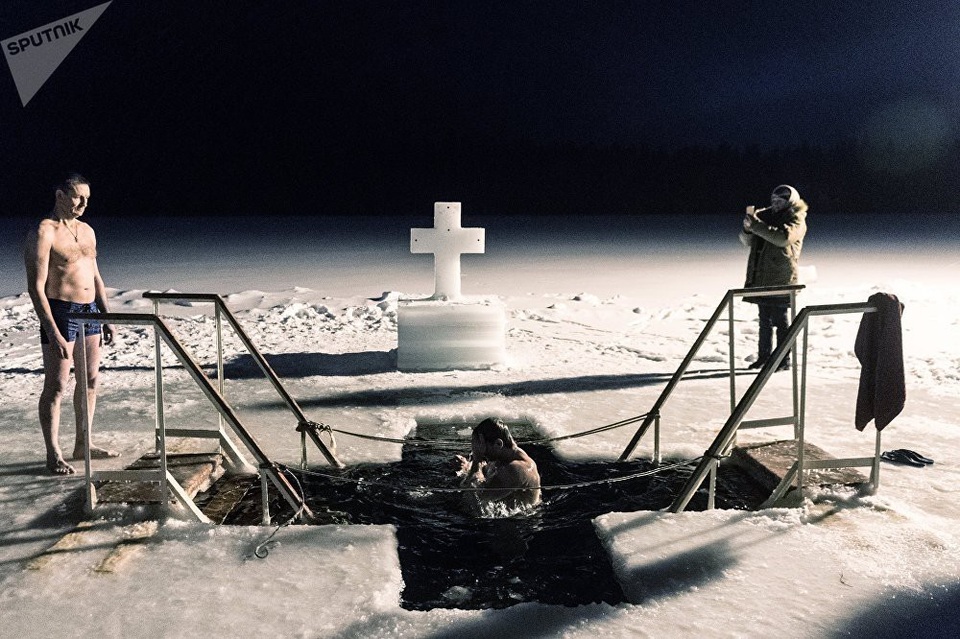 Người đẹp Nga vẫn nóng bỏng trong nghi lễ tắm hồ băng - 10
Nghi lễ được thực hiện tại các ao, sông, hồ đóng băng.