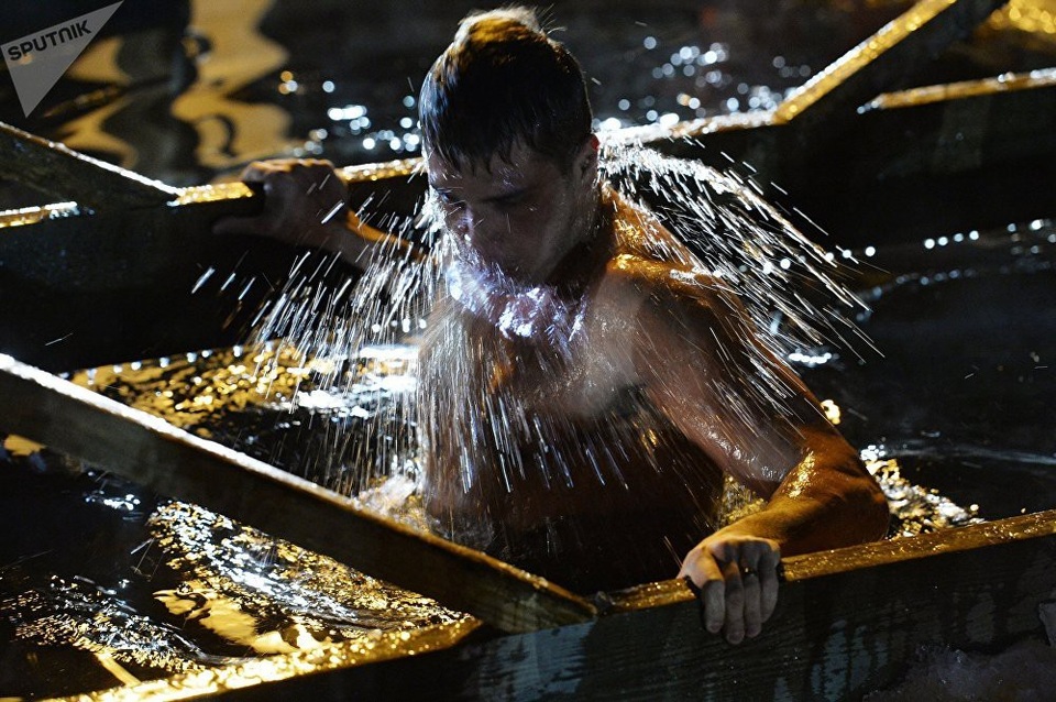 Người đẹp Nga vẫn nóng bỏng trong nghi lễ tắm hồ băng - 1
Theo truyền thống, vào tối 18-19/1 hàng năm sẽ diễn ra nghi lễ Hiển linh hay nghi lễ ngâm mình trong các sông, hồ lạnh giá tại Nga.