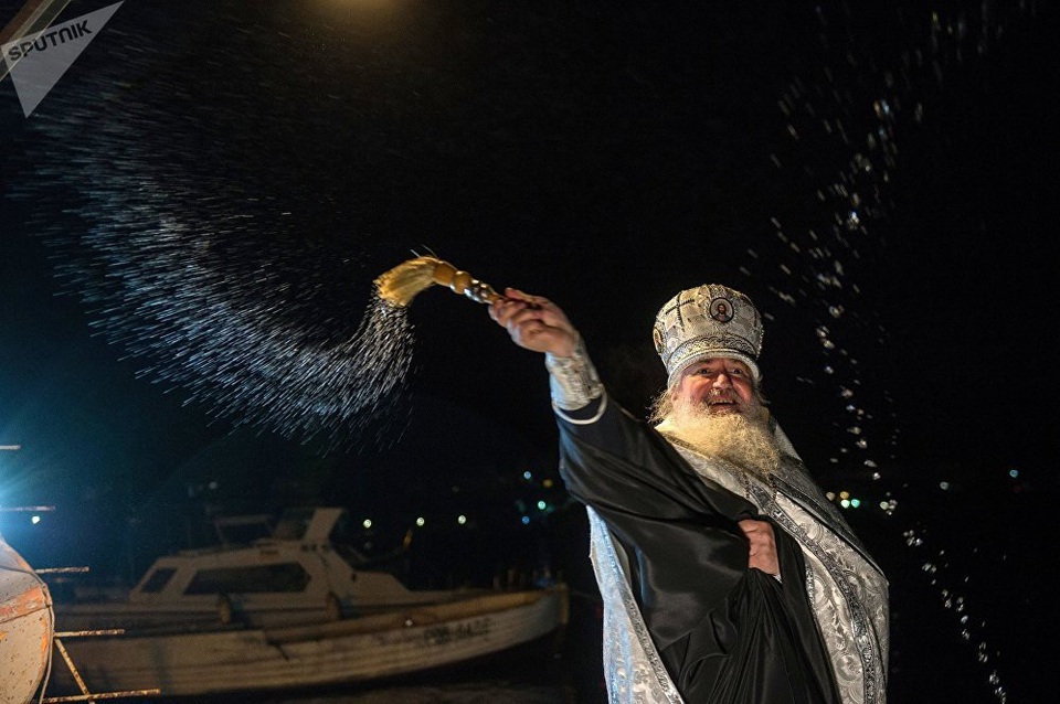 Người đẹp Nga vẫn nóng bỏng trong nghi lễ tắm hồ băng - 2
Nghi lễ ngâm mình trong nước lạnh bắt nguồn từ truyền thuyết chúa Giê-su rửa tội bằng nước sông Jordan cách đây hơn 2.000 năm.