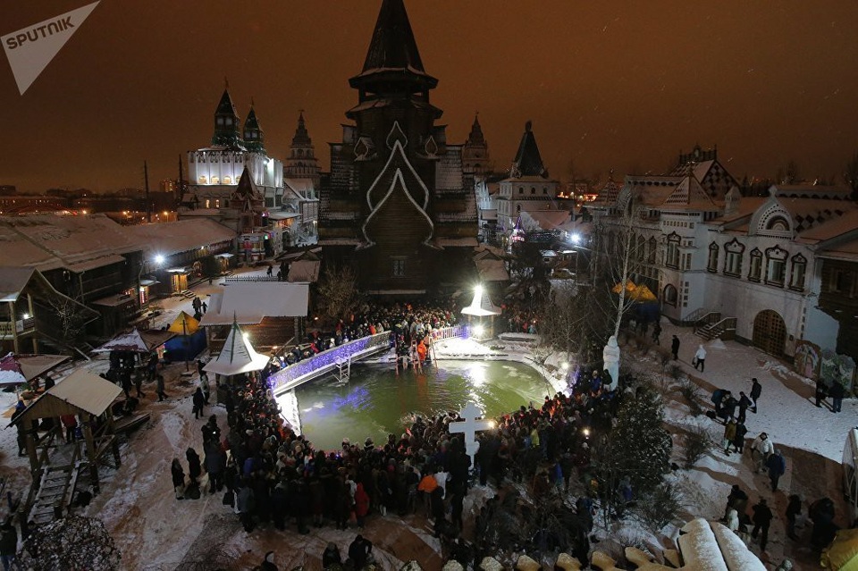 Người đẹp Nga vẫn nóng bỏng trong nghi lễ tắm hồ băng - 3
Trong khi hơn 1,5 triệu tín đồ tham gia vào lễ Hiển linh vào đêm 18/1, một ngày trước chính lễ, thì khoảng 2.500 sĩ quan cảnh sát, nhân viên lái xe, nhân viên y tế, cứu hộ cùng với 700 tình nguyện viên, chuyên gia tâm lý được triển khai để hỗ trợ tốt nhất cho những người tham gia nghi lễ này.