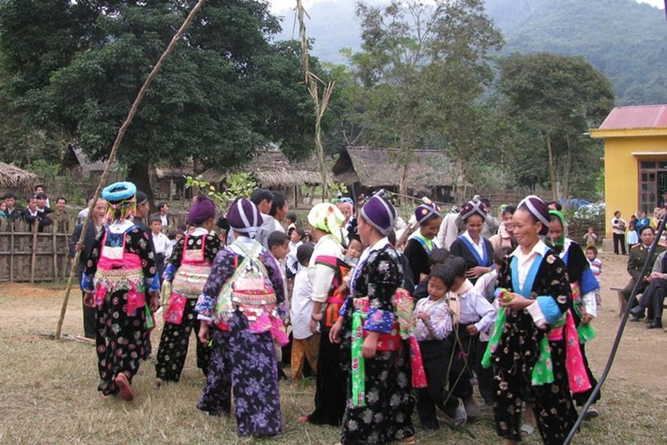 Mặc tranh cãi, Tết cổ truyền sẽ mãi đồng hành cùng người Việt - 1
Người Mông ở miền Tây Nghệ An vui Tết cổ truyền. Ảnh: PVT.