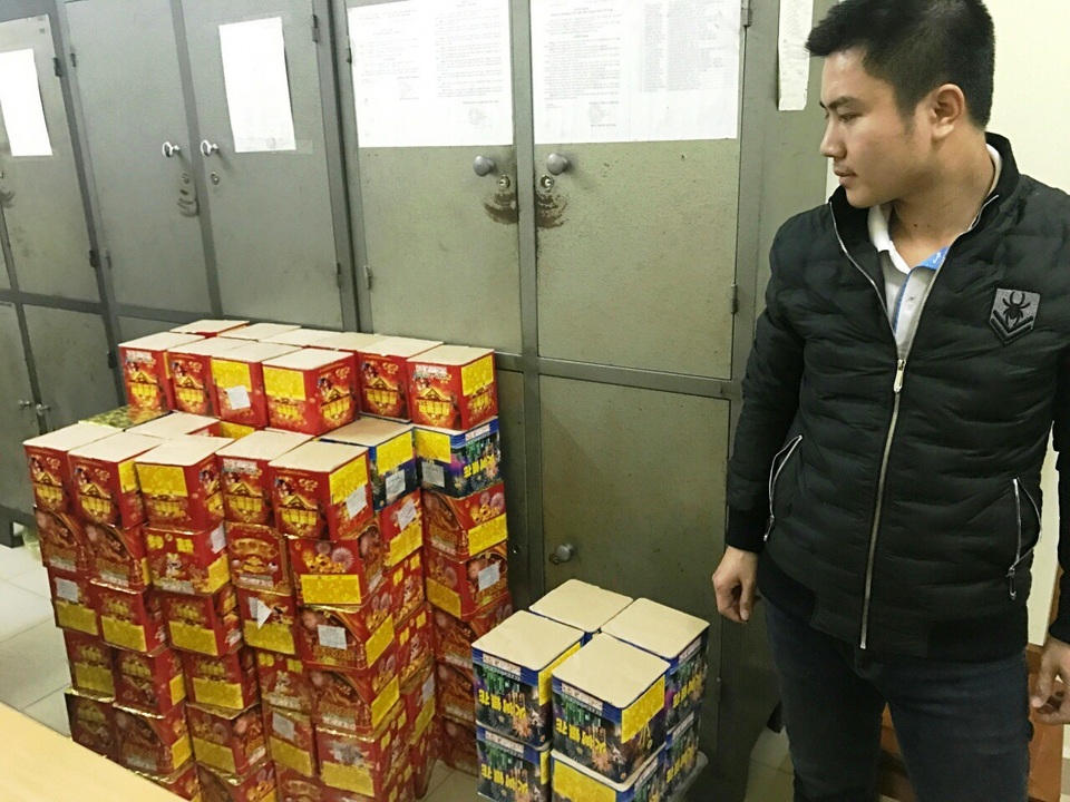 Bắt xe ô tô vận chuyển gần 2 tạ pháo Trung Quốc - 1 Đối tượng Nguyễn Mạnh Cường và tang vật gần 2 tạ pháo nổ