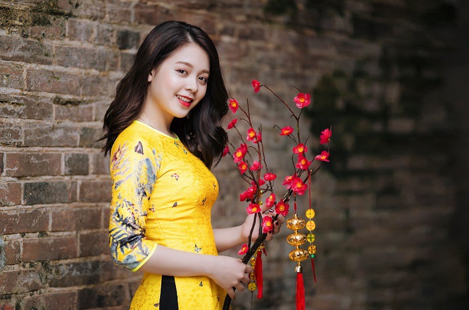 Thiếu nữ Nghệ An rạng rỡ trong bộ ảnh đón xuân - 8 Thực hiện bộ ảnh Xuân đúng dịp năm hết Tết đến, Ngân hy vọng khép lại một năm cũ và mở ra một năm mới nhiều may mắn, thành công.