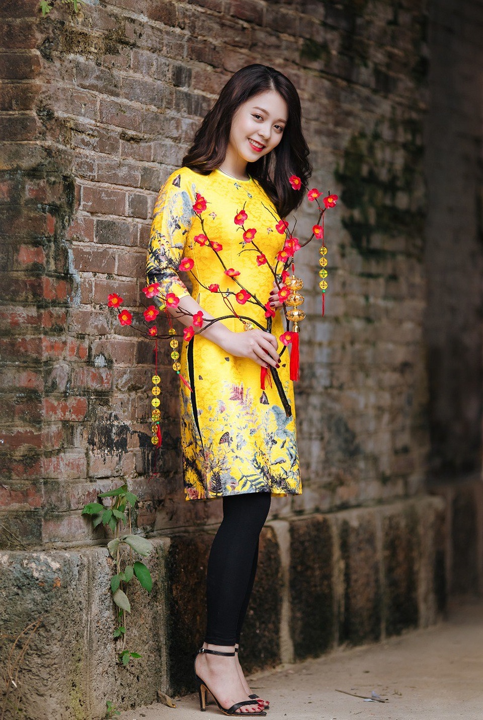 Thiếu nữ Nghệ An rạng rỡ trong bộ ảnh đón xuân - 6 Chia sẻ về quan điểm cuộc sống và học tập Ngân cho biết: “Mình thích mọi thứ đơn giản, nhẹ nhàng trong cuộc sống cũng như tình yêu. Bên cạnh việc đi làm thêm thời gian rảnh, mình vẫn ưu tiên cho học tập để có kết quả như mong muốn”.