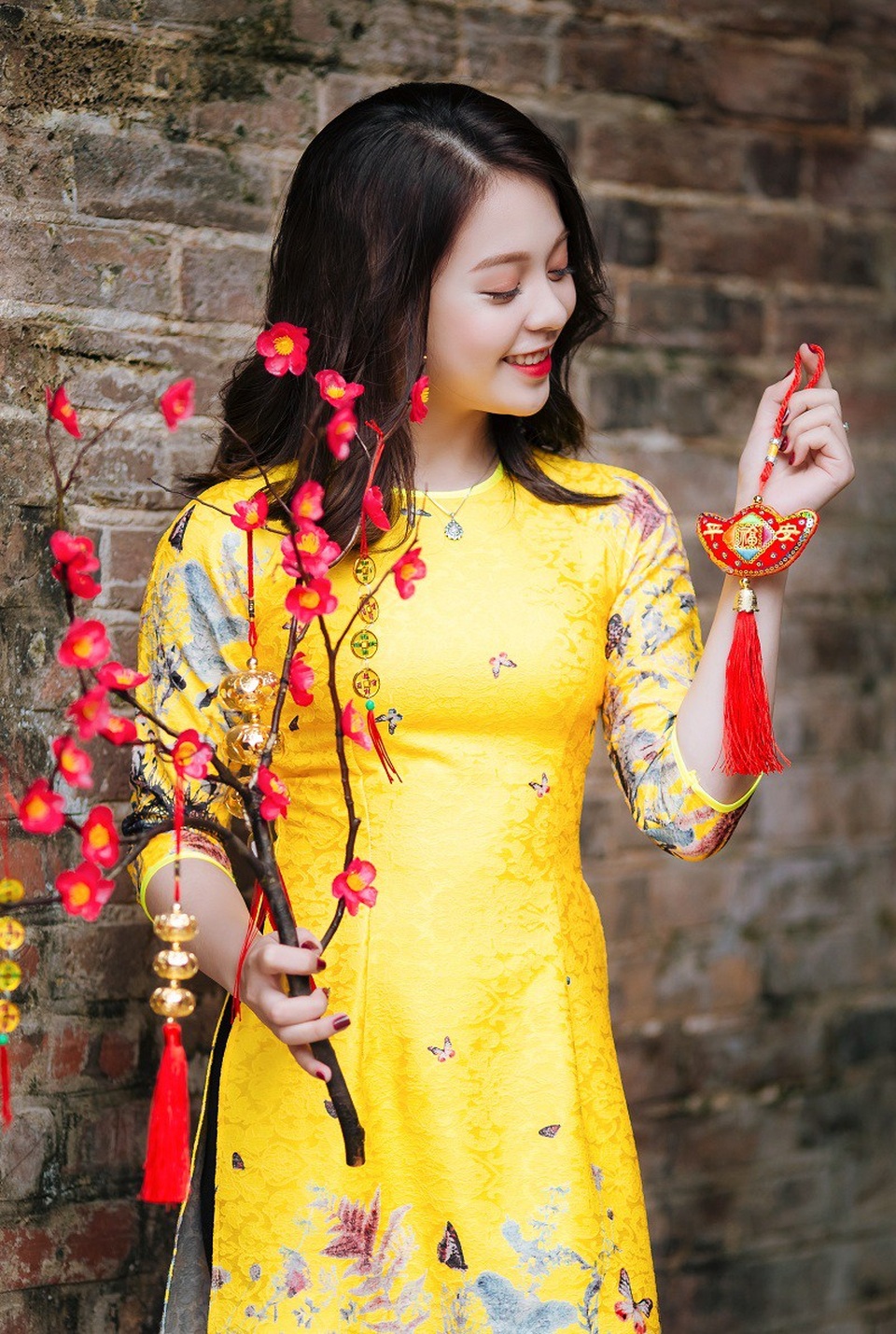 Thiếu nữ Nghệ An rạng rỡ trong bộ ảnh đón xuân - 5 Vì còn rất trẻ nên giống như nhiều bạn bè cùng trang lứa Ngân thích đi du lịch, ăn uống, vui chơi.