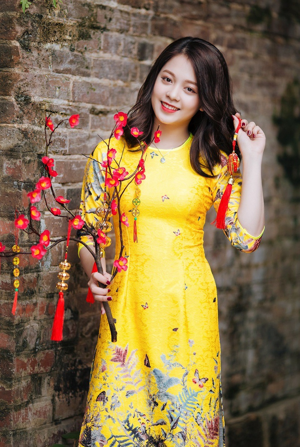 Thiếu nữ Nghệ An rạng rỡ trong bộ ảnh đón xuân - 4 Trên giảng đường cũng như cuộc sống thường nhật, Ngân được bạn bè nhận xét là xinh xắn, thùy mị và đặc biệt trong giao tiếp ứng xử rất nhẹ nhàng, dễ gần.