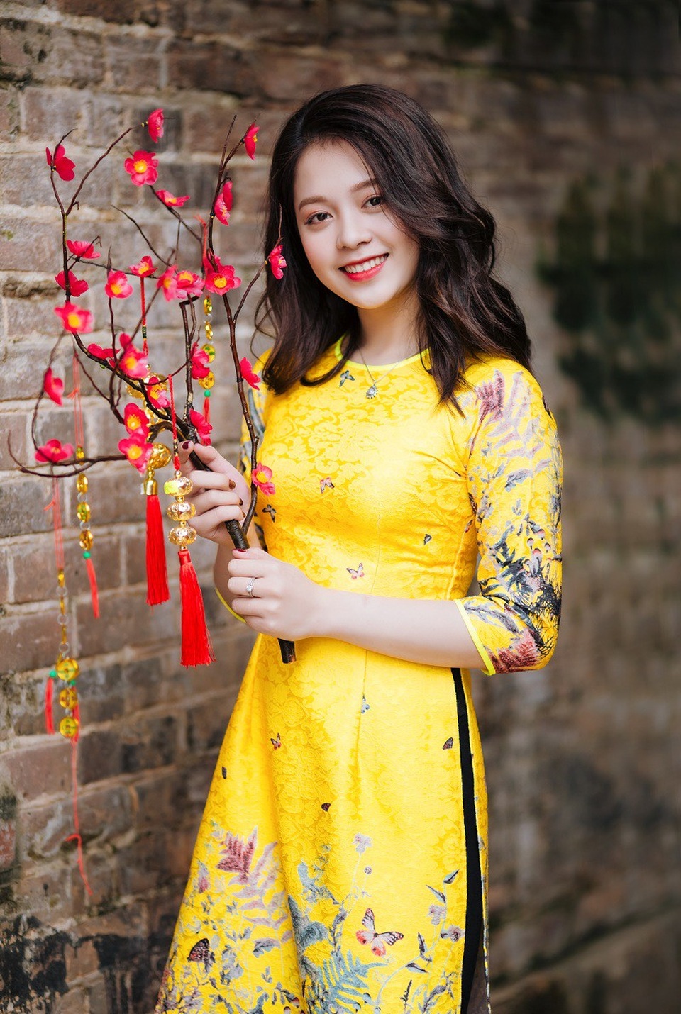 Thiếu nữ Nghệ An rạng rỡ trong bộ ảnh đón xuân - 3 Dù mới chỉ là sinh viên nhưng nhờ ngoại hình và gương mặt xinh đẹp, Ngân đã trở thành mẫu ruột cho một số studio cưới có tiếng ở Nghệ An. Ngân tiết lộ làm người mẫu ảnh cũng chính là đam mê của cô bạn.