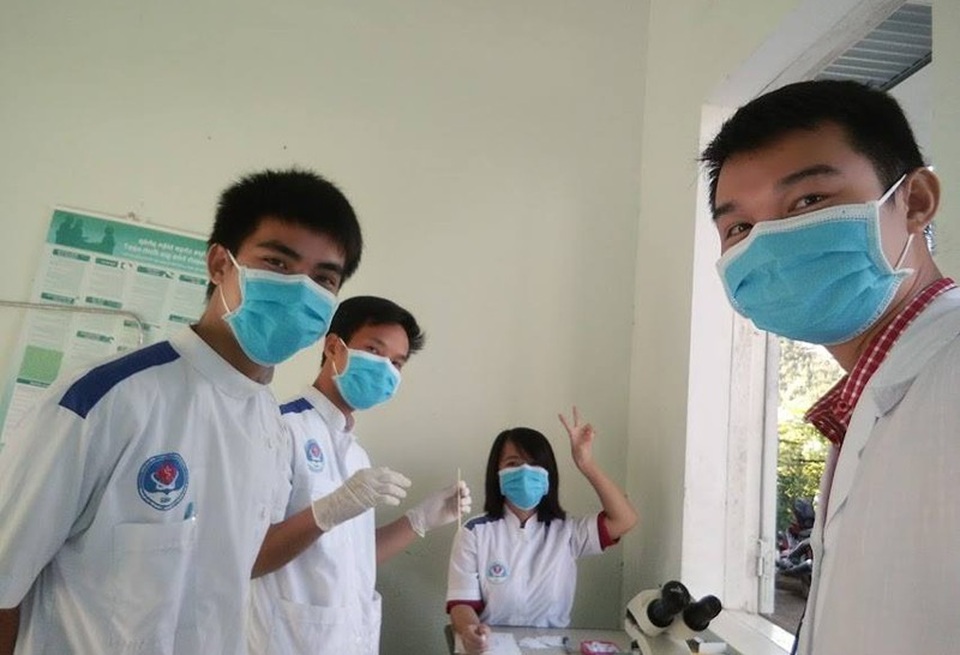 Sinh (thứ hai, từ trái sang) và các bạn học ở khoa Điều dưỡng - ngành học mà Sinh cảm thấy có duyên với niềm vui chăm sóc bệnh nhân