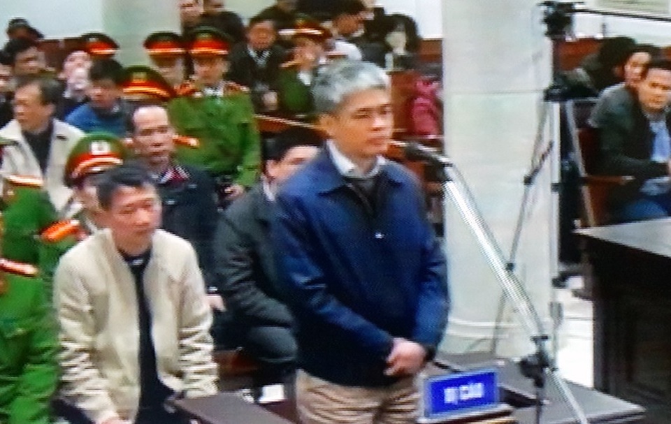 Cựu Tổng Giám đốc PVN “đau xót khi các lãnh đạo tập đoàn vướng lao lý” - 2 Nguyên Phó Tổng Giám đốc PVN Nguyễn Xuân Sơn trước tòa sáng 14/1.