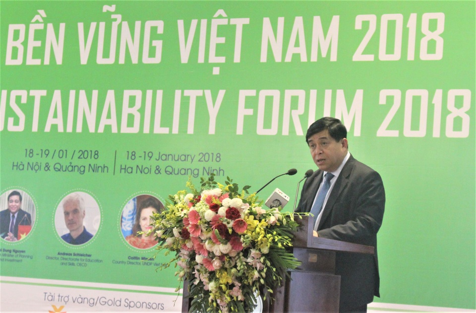 TS Nguyễn Đình Cung: Việt Nam vừa thích, vừa sợ kinh tế thị trường - 2 Ông Dũng cho rằng, nền KTTT méo mó sẽ làm năng lực cạnh tranh kém đi nhiều.