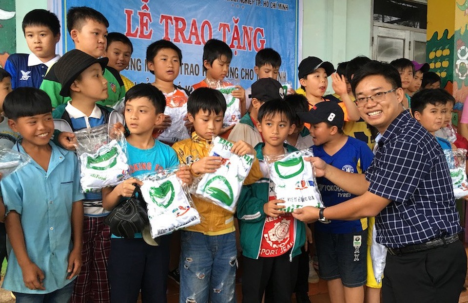 Dân trí tặng sân bóng mini, vườn rau sạch... cho học sinh Tây Nguyên - 1 Nhà báo Ngô Công Quang, Phó Trưởng Cơ quan đại diện phía Nam, báo điện tử Dân trí trao quà cho các cháu học sinh