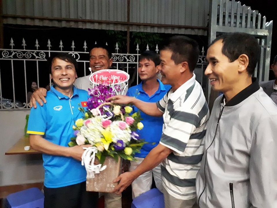 Bố tiền vệ Quang Hải chia sẻ về tuổi thơ gắn cùng trái bóng của con trai - 4 Nhiều người đến tặng hoa chúc mừng gia đình ông Nguyễn Quang Thuần (bố cầu thủ Quang Hải) với chiến thắng của Quang Hải cùng đội tuyển U23 Việt Nam