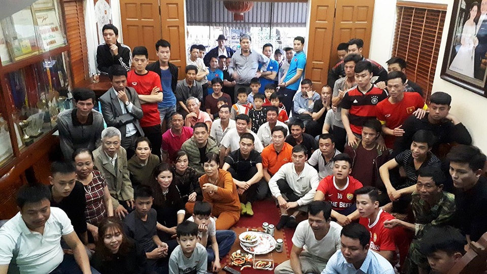 Bố tiền vệ Quang Hải chia sẻ về tuổi thơ gắn cùng trái bóng của con trai - 3 Rất đông bà con hàng xóm ở thôn Đường Nhạn sang nhà bố mẹ cầu thủ Quang Hải để cổ vũ, chiều ngày 23/1