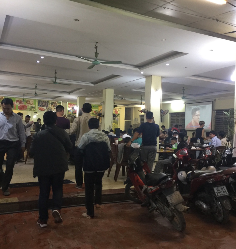 Sau chiến thắng Qatar: Nhà hàng, quán bia, cà phê chật kín khách, tha hồ “hốt bạc” - 4 Sau chiến thắng Qatar: Nhà hàng, quán bia, cà phê chật kín khách, tha hồ “hốt bạc” - 4