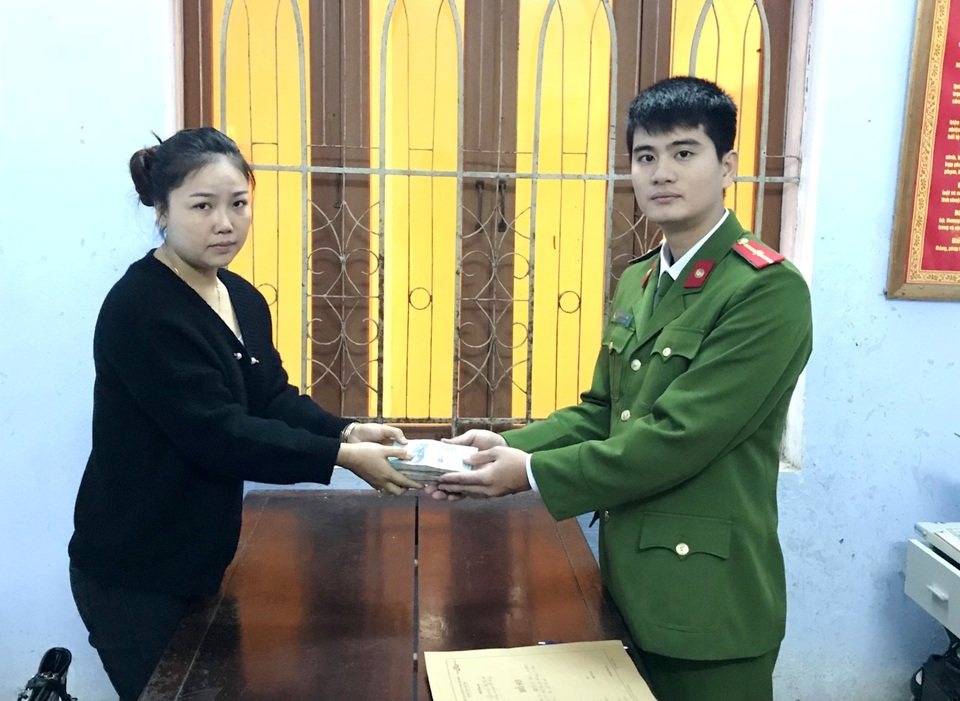 100 triệu đồng trong cốp xe bị mất trộm trở về với chủ nhân - 1 Công an huyện Phú Vang (tỉnh Thừa Thiên Huế) trao trả lại gần 100 triệu đồng cho chị Trần Thị Hiền.